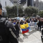 Seguidores de Aquiles Álvarez se manifestaron en los exteriores del Complejo Judicial Norte, en Quito, la mañana de este lunes 2 de marzo.