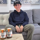 Daniel Vaque, posa con los frascos de Happy Soup, el emprendimiento que impulsa con una propuesta enfocada en el bienestar natural y la alimentación consciente.