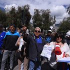 El 18 de febrero de 2026, vecinos protestaron en la Plaza Grande por el cobro desproporcionado de la tasa de basura en Quito.