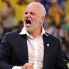 El técnico australiano de Irak, Graham Arnold, sigue anclado por el cierre del espacio aereo.