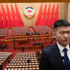 Un miembro del personal durante la ceremonia de apertura de la Cuarta Sesión del Comité Nacional de la XIV Conferencia Consultiva Política del Pueblo Chino el 4 de marzo de 2026.