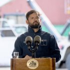 Gabriel Boric (c-i) hablando durante su visita para observar los avances de infraestructura portuaria en la Región de Magallanes este miércoles, en Punta Arenas (Chile).