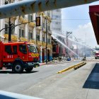 Los bomberos atendieron una de las emergencias más severas de los últimos años en Guayaquil: el incendio del centro comercial Multicomercio, en el sur de la ciudad.