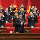 El líder norcoreano Kim Jong-un y funcionarios aplaudiendo durante el cuarto día del Noveno Congreso del Partido de los Trabajadores de Corea (PTC).