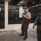 Integrantes de la Policía de Ecuador custodian la Embajada de Cuba en Quito este miércoles 4 de marzo.