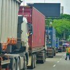 Una larga fila de trailers se formaron en la avenida 25 de Julio desde la madrugada hasta el amanecer del miércoles 4 de marzo.
