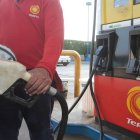 La demora en los despachos de gasolina súper complica la venta de este producto.