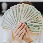 El décimo cuarto sueldo, beneficio laboral que se paga en Ecuador cada año, representa un ingreso adicional equivalente a un salario básico