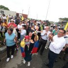 El 20 de febrero de 2026, mientras el oficialismo aprobaba la reforma al Cootad, decenas de ciudadanos se citaron en los exteriores de la sede temporal de la Asamblea en compañía de legisladores del correísmo.