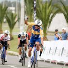 El experimentado pedalista Pablo Caicedo y su celebración al cruzar la meta del Campeonato Nacional Interclubes