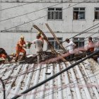 Integrantes del equipo de Bomberos y voluntarios remueven escombros durante las labores de rescate este miércoles, en Juiz de Fora (Brasil).