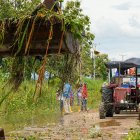 Maquinaria remueve cultivos echados a perder y habilita caminos