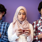 Referencial. Jóvenes conectados a sus teléfonos, en un contexto donde Indonesia limita el acceso a redes sociales para menores.