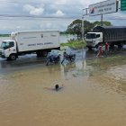 La carretera Jujan - Babahoyo está inundada tras las fuertes lluvias