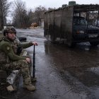 Un militar ucraniano de un equipo de fusileros móvil encargado de proteger al personal militar y a los civiles de los drones rusos cerca de Druzhkivka en el Óblast de Donetsk.