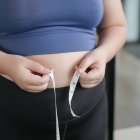 La disminución del estrógeno modifica la distribución corporal, favoreciendo la acumulación de grasa visceral y afectando el metabolismo basal en mujeres de mediana edad.