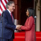 El secretario de Interior de Estados Unidos, Doug Burgum, junto a la presidenta encargada de Venezuela, Delcy Rodríguez,