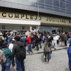 En el Complejo Judicial Norte, en Quito, se han dado manifestaciones a favor de la liberación del alcalde de Guayaquil, Aquiles Álvarez.