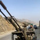 Un miembro de seguridad talibán que opera un cañón antiaéreo vigila los ataques aéreos paquistaníes cerca del cruce fronterizo de Torkham entre Afganistán y Pakistán.