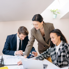 Referencial. Jóvenes revisan ofertas laborales en línea durante una jornada de orientación, en el marco de las vacantes disponibles en las plataformas de empleo del Gobierno para 2026