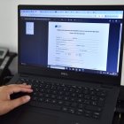 Los adultos mayores deben cumplir con varios requisitos y llenar un formulario.