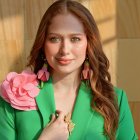 Los colores vibrantes y accesorios artesanales son clave en sus looks.