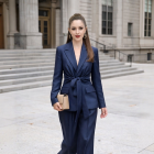 La inteligencia artificial le propone sastrería pero con un giro más estilizado.