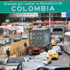 Vehículos y transporte pesado circulan por el paso fronterizo entre Ecuador y Colombia, en medio de los anuncios de cierre temporal por el proceso electoral.