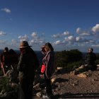 Israelíes miran el mar Mediterráneo desde un mirador en Haifa, Israel, el 27 de febrero de 2026, antes de la llegada prevista del portaaviones USS Gerald R. Ford al puerto.