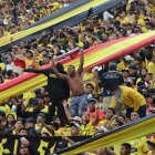 Hinchas toreros alientan desde las gradas del Monumental durante el Clásico del Astillero ante Emelec.