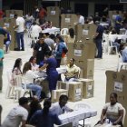 Ciudadanos asisten a votar en Cali, Colombia, este domingo 8 de marzo.