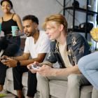 Referencial. Un grupo de amigos disfruta de las novedades del 'gaming' en marzo de 2026, mes que marca el debut de la Nintendo Switch 2 y remakes en PS5 y Xbox.