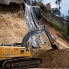 Con maquinaria pesada se retiró los escombros en la antigua vía a Nayón.