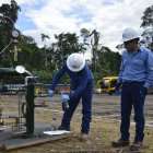 Personal de Petroecuador trabaja cerca de una torre de extracción de petróleo.
