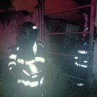 El fuego ocurrió en una vivienda abandonada de construcción mixta en el sur de Quito.