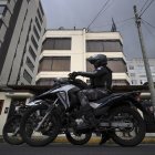 Integrantes de la Policía de Ecuador custodian durante una manifestación frente a la Embajada de Cuba en Ecuador en Quito.
