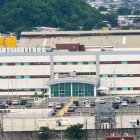 Tanqueros distribuyen agua en Durán para sostener la atención del Hospital Ortega Moreira durante la emergencia.