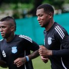 Miller Bolaños (i) junto a Romario Caicedo en la práctica de Emelec, previo al duelo ante Delfín.