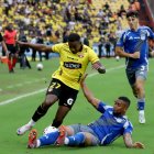 Disputa del balón entre elementos de Barcelona y Emelec en un encuentro caracterizado por la intensidad física.