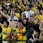 Familias y seguidores de Barcelona SC celebran con euforia los tres puntos obtenidos en el derbi guayaquileño.