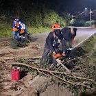 Maquinaria pesada trabaja en la antigua vía a Nayón tras el deslizamiento registrado en el norte de Quito.