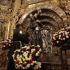 Cucuruchos y Verónicas se preparan para la procesión Jesús del Gran Poder, en la iglesia de San Francisco.