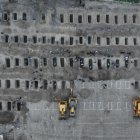 Las tumbas que se estaban preparando para las víctimas del ataque aéreo en una escuela de niñas en la ciudad de Minab, en el sur de Irán