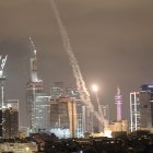 El sistema de defensa aérea Cúpula de Hierro de Israel intercepta misiles balísticos lanzados desde Irán sobre la ciudad de Tel Aviv