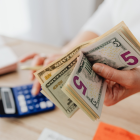 El décimo cuarto sueldo o bono escolar equivale al salario básico unificado en Ecuador.