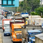 Una foto referencial del trabajo de los trailers para movilizar productos de Ecuador a Colombia.