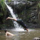 Ciudadanos disfrutan de una cascada en el interior del cerro Azul, en el oeste de Guayaquil.