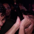 Público y músicos, en un solo grito durante un show en vivo en Atrako, centro cultural que ofrece sala de ensayo, estudio de grabación y venue para espectáculo en vivo.