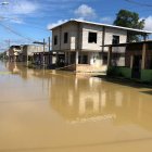 En el cantón Vinces hay calles que han sido cerradas al tránsito para que el agua no ingrese a las casas.