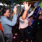 Pasadas las 17:00 de un día cualquiera, un grupo de personas disfruta a bordo de una de las chivas que recorren Guayaquil.